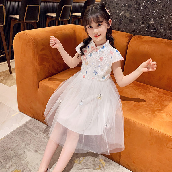 Új modell ruha lányoknak hímzéssel