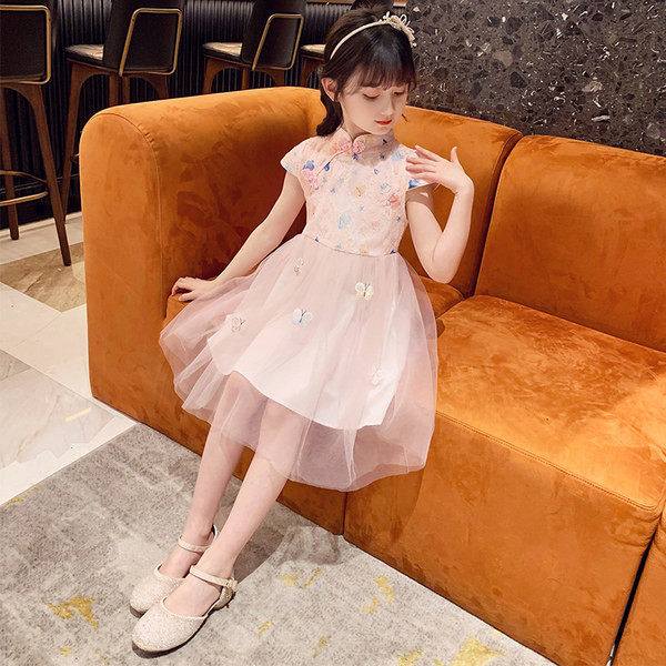 Új modell ruha lányoknak hímzéssel