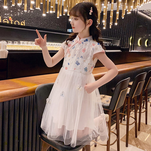 Új modell ruha lányoknak hímzéssel