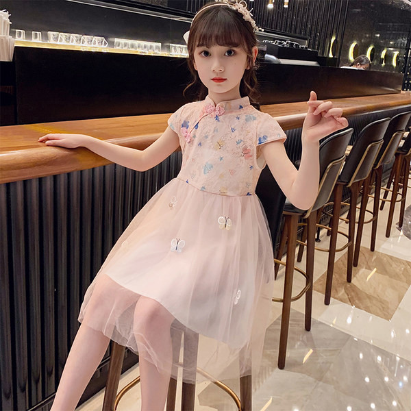 Új modell ruha lányoknak hímzéssel