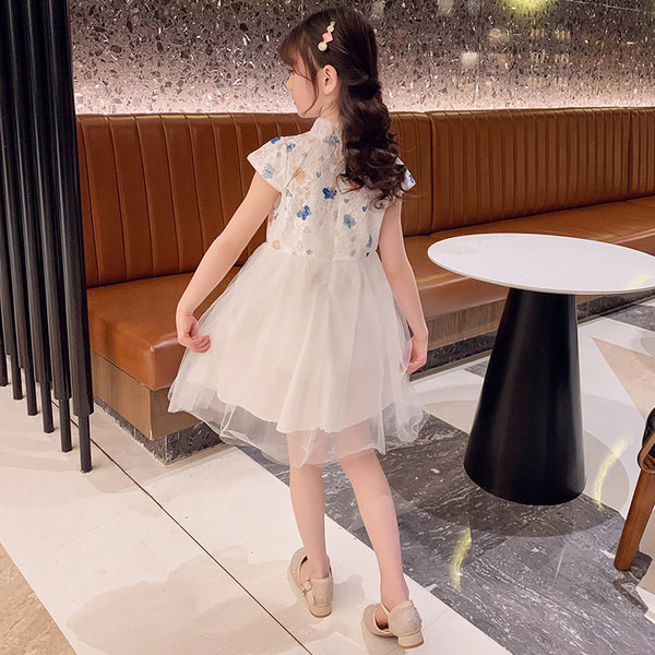 Új modell ruha lányoknak hímzéssel