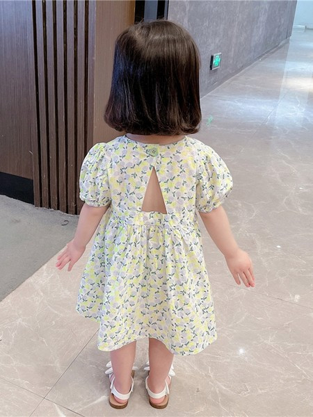 Μοντέρνο παιδικό φόρεμα με φλοράλ μοτίβα και οβάλ λαιμόκοψη