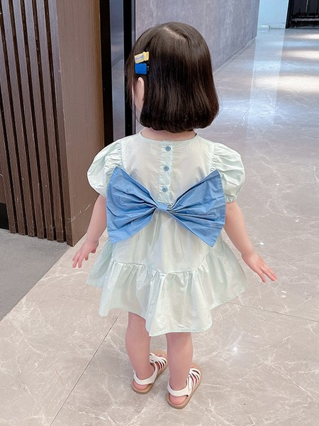 Gyerekruha gombokkal és szalaggal