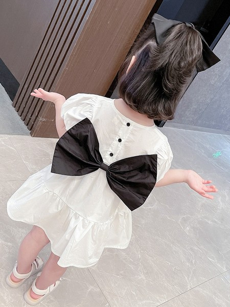 Gyerekruha gombokkal és szalaggal