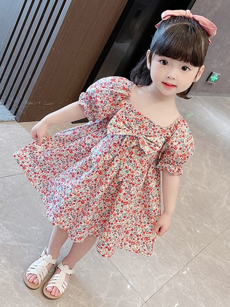 Modern gyerekruha szalaggal és szögletes nyakkivágással