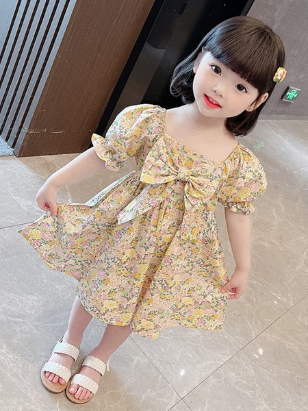 Modern gyerekruha szalaggal és szögletes nyakkivágással