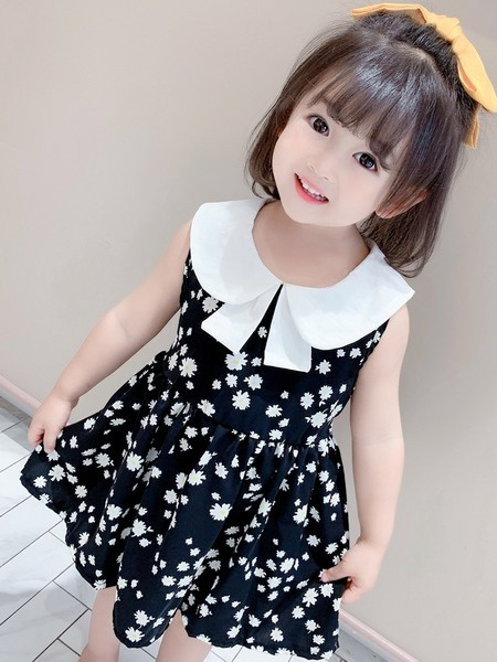 Dječja haljina s okruglim izrezom