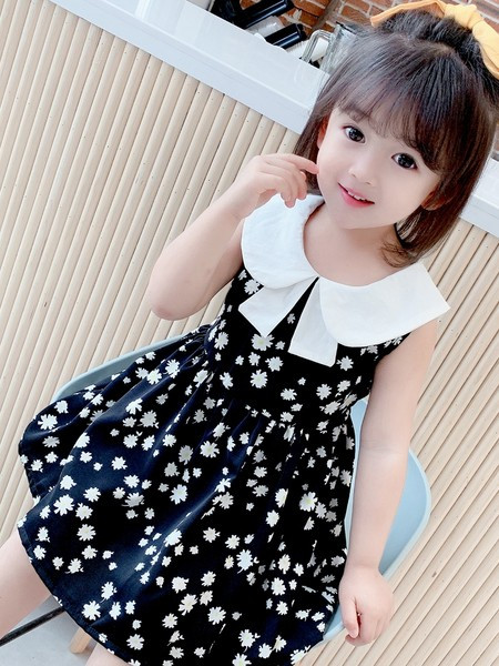 Dječja haljina s okruglim izrezom