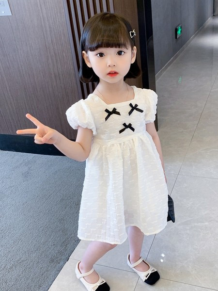 Stiilne paeltega lastekleit