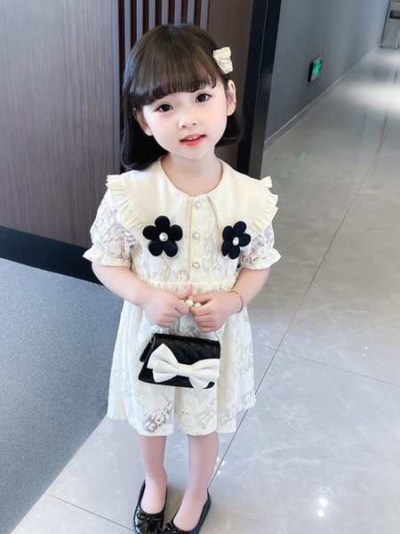 Μοντέρνο παιδικό φόρεμα με δαντέλα και λουλούδια