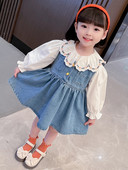 Taskute ja nööpidega laste teksakleit tüdrukule