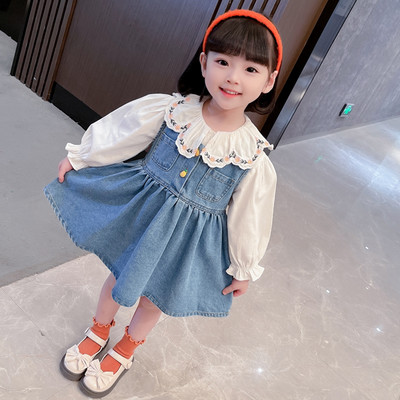 Taskute ja nööpidega laste teksakleit tüdrukule