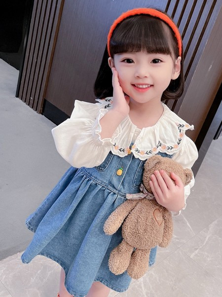 Taskute ja nööpidega laste teksakleit tüdrukule