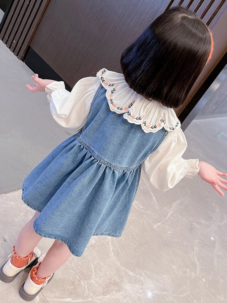 Taskute ja nööpidega laste teksakleit tüdrukule