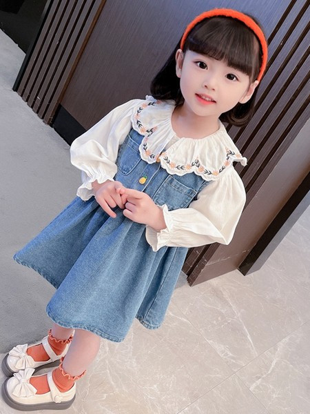 Taskute ja nööpidega laste teksakleit tüdrukule