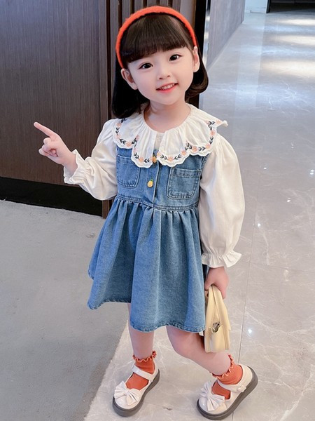 Taskute ja nööpidega laste teksakleit tüdrukule