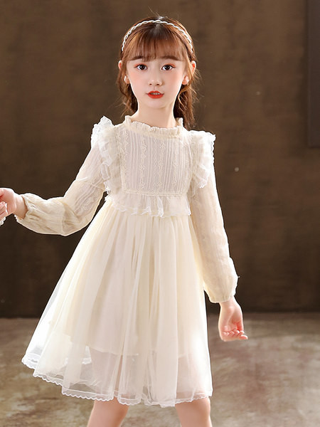 Детска пролетна рокля с бродерия и дълъг ръкав