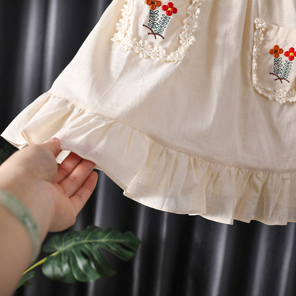 Moodne lokkide ja tikanditega lastekleit