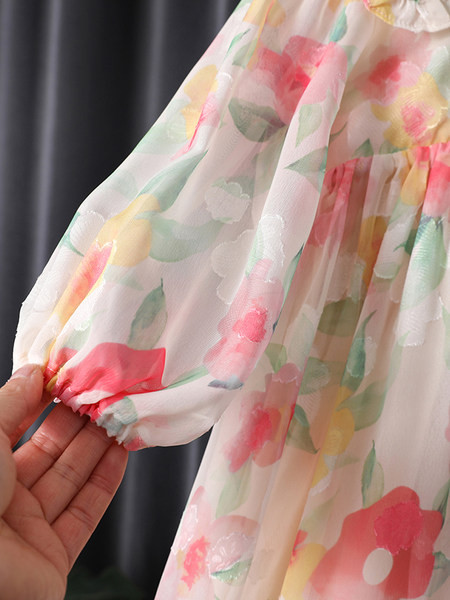 Dječja haljina sa cvjetnim motivima i gumbima