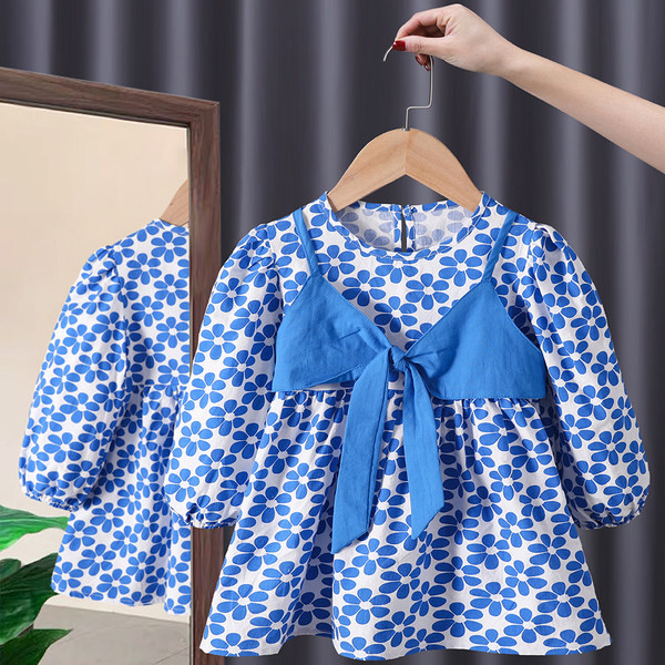 Új modell gyerekruha lányoknak virágokkal és szalaggal