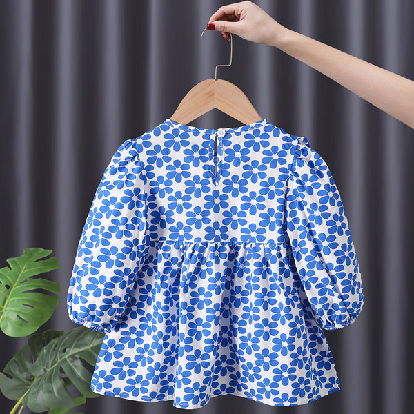 Új modell gyerekruha lányoknak virágokkal és szalaggal