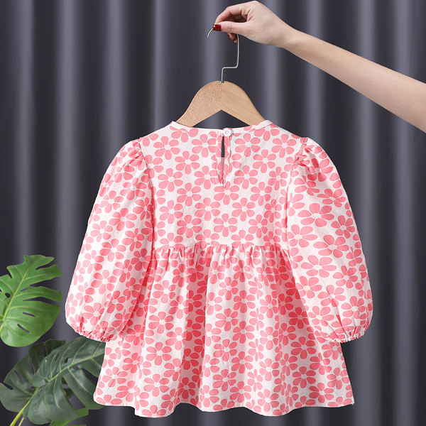 Új modell gyerekruha lányoknak virágokkal és szalaggal