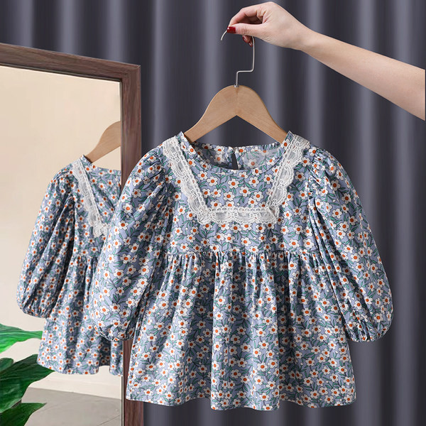 Modern, hosszú ujjú gyerekruha virágos motívumokkal