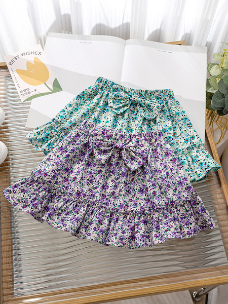 Rövid nyári szoknya szalaggal - vágott modell