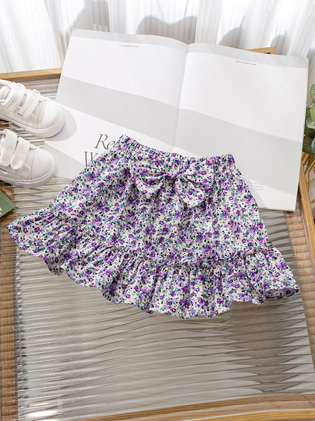 Rövid nyári szoknya szalaggal - vágott modell