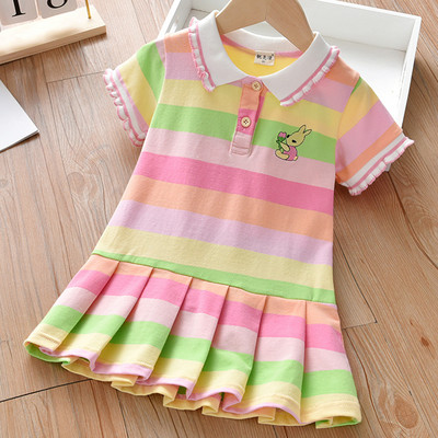 Klassikalise krae ja lühikeste varrukatega laste värviline kleit