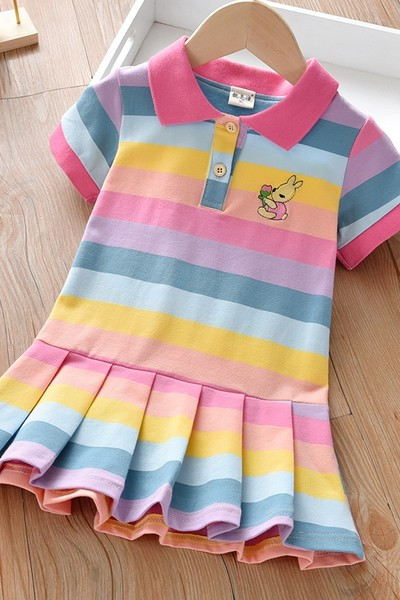 Klassikalise krae ja lühikeste varrukatega laste värviline kleit