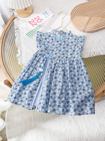 Suvine lillemustriga lastekleit