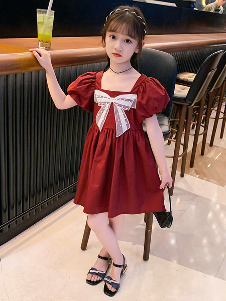 Nyári ruha lányoknak szalaggal és puffos ujjakkal