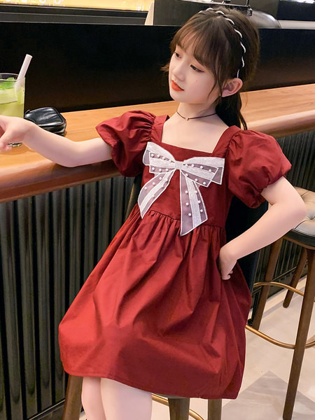 Nyári ruha lányoknak szalaggal és puffos ujjakkal