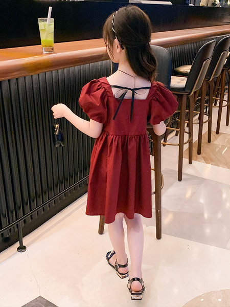 Nyári ruha lányoknak szalaggal és puffos ujjakkal