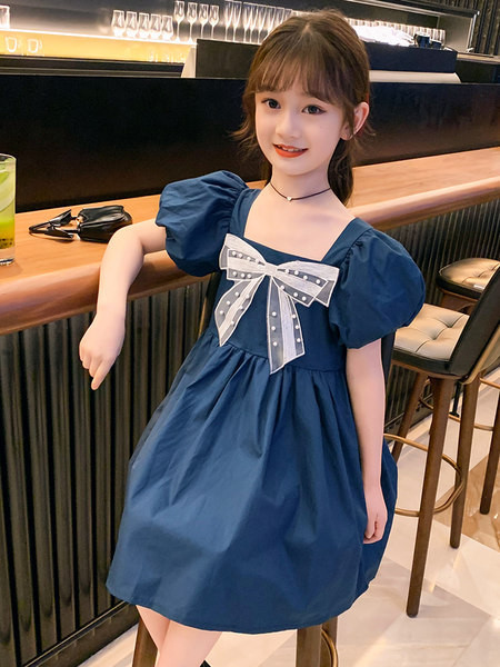 Nyári ruha lányoknak szalaggal és puffos ujjakkal