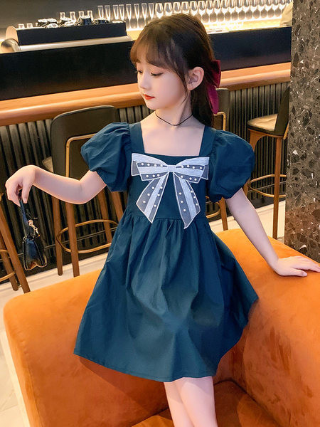 Nyári ruha lányoknak szalaggal és puffos ujjakkal