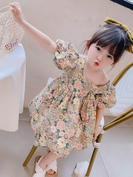 Παιδικό φόρεμα με φλοράλ μοτίβα και κοντό μανίκι