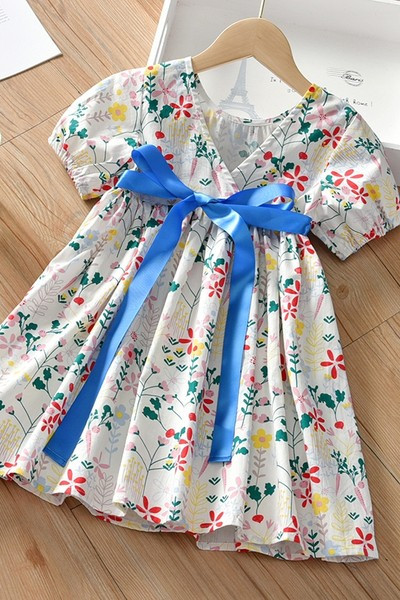 Moodne lillelise mustri ja paelaga lastekleit