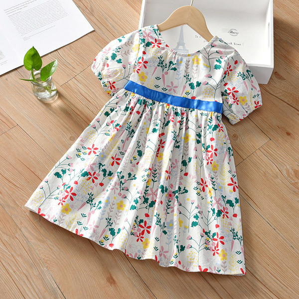 Moodne lillelise mustri ja paelaga lastekleit