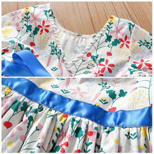 Moodne lillelise mustri ja paelaga lastekleit