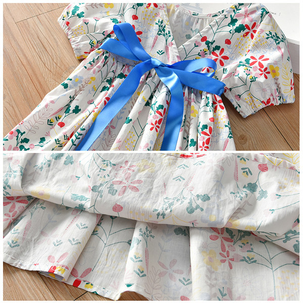 Moodne lillelise mustri ja paelaga lastekleit