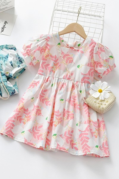 Lühikeste varrukatega ja lillelise mustriga lastekleit