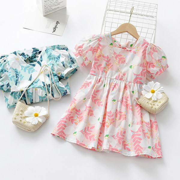 Lühikeste varrukatega ja lillelise mustriga lastekleit