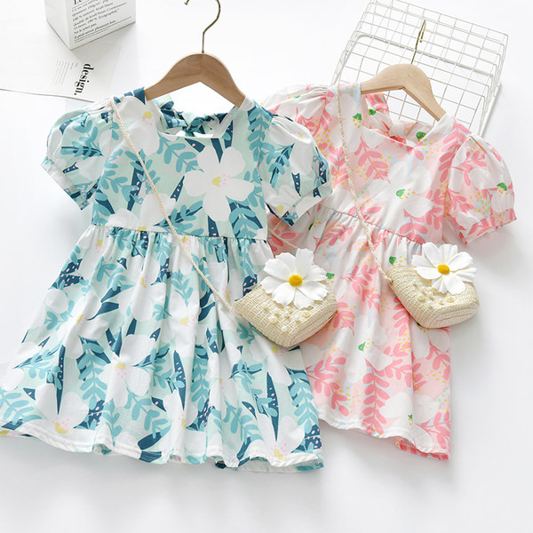 Lühikeste varrukatega ja lillelise mustriga lastekleit