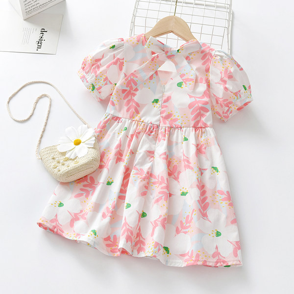 Lühikeste varrukatega ja lillelise mustriga lastekleit