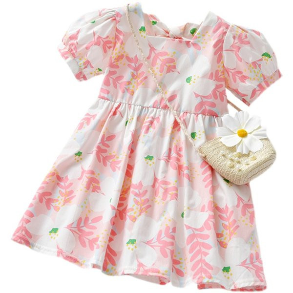 Lühikeste varrukatega ja lillelise mustriga lastekleit