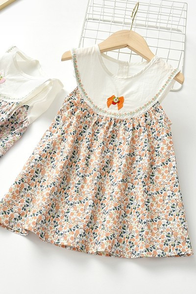 Детска флорална рокля с бродерия и овално деколте 