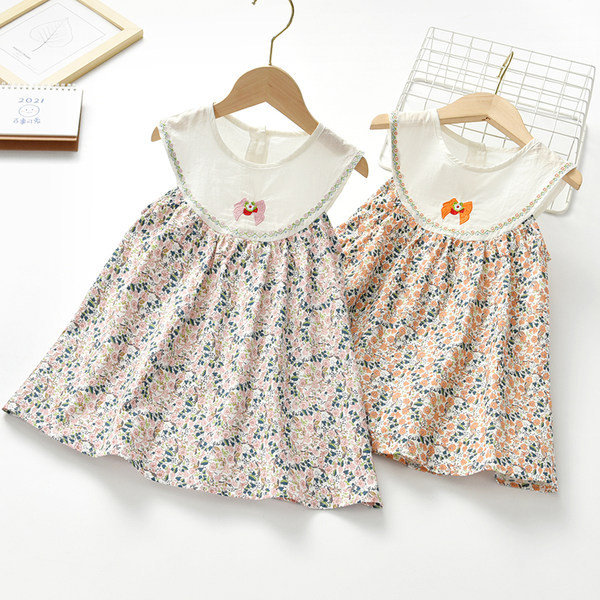 Детска флорална рокля с бродерия и овално деколте 