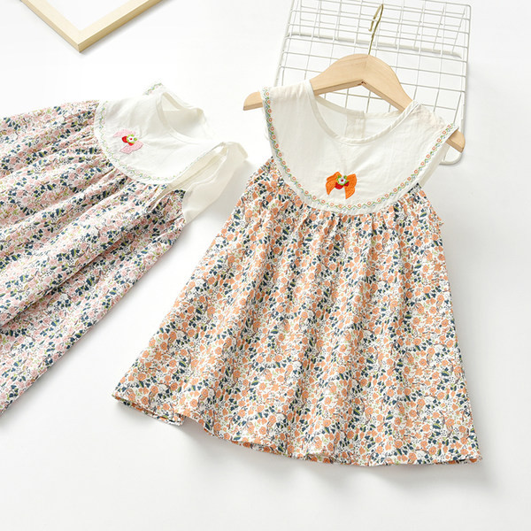 Детска флорална рокля с бродерия и овално деколте 